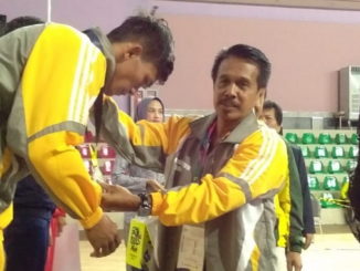 Prof. Ardipal mengalungkan medali pada atlet POMNas Sumbar.