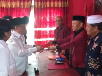 Pusri Amsyi saat mengembalikan formulis pendaftaran ke DPC PDI-P Kota Sungai Penuh.