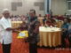 Rektor UNP Prof Ganefri menyerahkan cendera mata kepada pimpinan Alumni Lemhanas.
