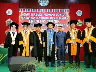 Riki Adriadi foto bersama tim penguji usai Ujian Terbuka.