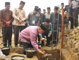 Wagub Nasrul Abit meletakkan batu pertama pembangunan SMK IT Al Izhar.