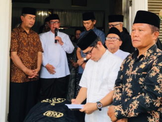 Wagub Nasrul Abit saat melepas jenazah almarhum Mestika Zet.