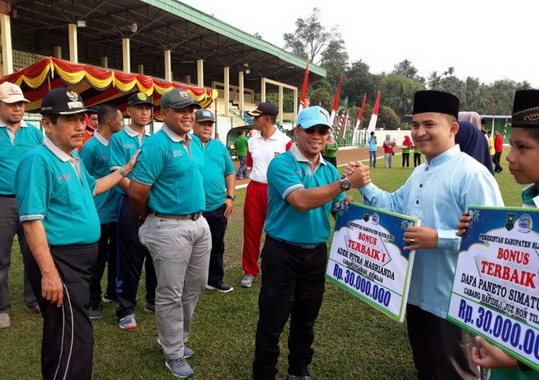 Wakil Bupati Sijunjung, Arrival Boy tengah menyerahkan bonus pada kafilah MTQ Sijunjung.