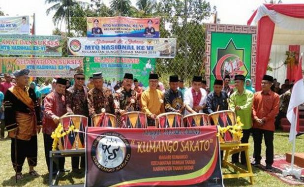 Wakil Bupati bersama Forkopinca Kecamatan Sungai Tarab memukul tambur tanda di bukanya MTQ ke 6 tingkat kecamatan Sungai Tarab.