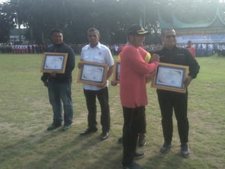 Wakil Walikota Padang Hendri Septa memberikan piagam kepada Wartawan olahraga terbaik
