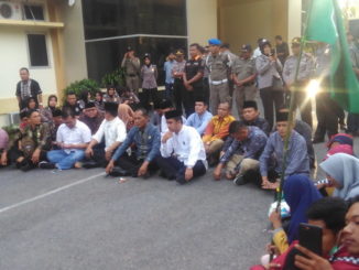 Aksi demo aliansi mahasiswa Solok Raya di DPRD Kota Solok.