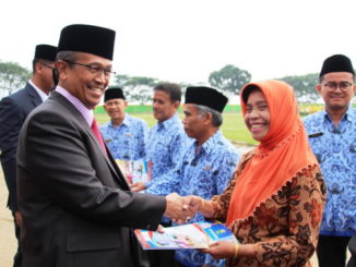 Bupati Gusmal menyerahkan SK PNS yang memasuki masa pensiun.