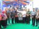 Bupati Gusmal menyerahkan doorprice mobil yang berhasil diraih nasanah BRI Unit Sumani.