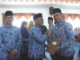 Bupati Pasbar, Ulianto menyerahkan SK PNS.