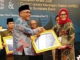 Bupati Yulianto saat menerima Piagam Penghargaan WTP LKPD Tahun 2018.