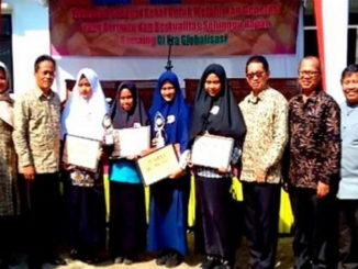 Erizal Ramli bersama pemenang lomba penulisan artikel tingkat SMP.