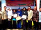 Erizal Ramli bersama pemenang lomba penulisan artikel tingkat SMP.