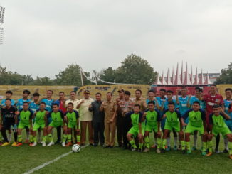 Foto bersama Staf Ahli Walikota Padang Azwin SH.M.Hum dengan 2 Kesebelasan SMA 5 dan SMA 7 Padang