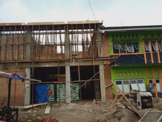 Gedung Puskesmas Sungai Aur yang sedang direhab.