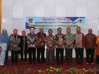 Irwandi, SH Dt. Batujuah bersama Tim Surveisor yang melakukan Reakreditasi pada dua Puskesmas di Bukittinggi.