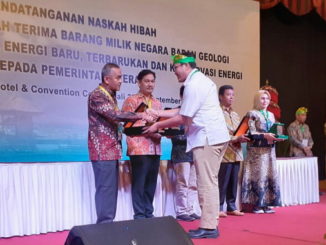 Kepala Badan Keuangan dan Aset Daerah Kabupaten Sijunjung Endi Nazir tengah menerima hibah PJUTS dari Dirjen EBTKE, diwakili M.Halim Sari Wardana,