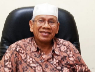 Kepsek SMA PGRI 1 Padang Drs H Letfari Asmi.