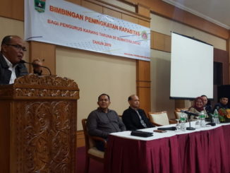 Ketua DPRD Sumbar Supardi saat membuka acara Bimbinagn peningkatan kapasitas pengurus Karang taruna se Sumbar.