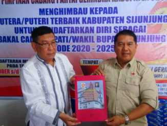 Ketua Partai Gerindra Kab. Sijunjung, Syahril Syamra dan Sekretaris, Nazwardi.NS memperlihatkan map yang berisikan formulir Bacabup.