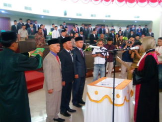 Ketua Pengadilan Negeri Muaro, Noerista Suryawati,SH, MH tengah memandu pengucapan sumpahjanji pimpinan DPRD Sijunjung periode 2019 - 2024.