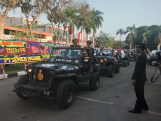 Parade Jeep Wllis dalam memeriahkan HUT TNI ke 74 di Padang.