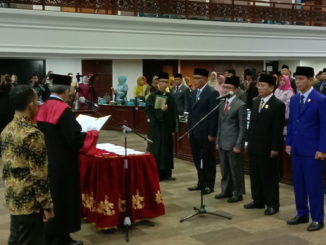 Pimpinan DPRD Sumbar saat pengucaopan sumpah janji