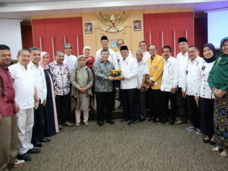 Prof Ganefri dan Erik Rocardo bersama unsur pimpinan UNP Sumbar.