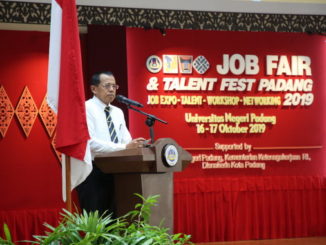 Rektor Ganefri saat memberi sambutan.