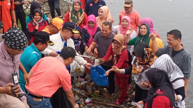 Wagub Nasrul Abit saat ikut gerakan bersih-bersih berbasis nagari untuk selamatkan danau Singkarak.