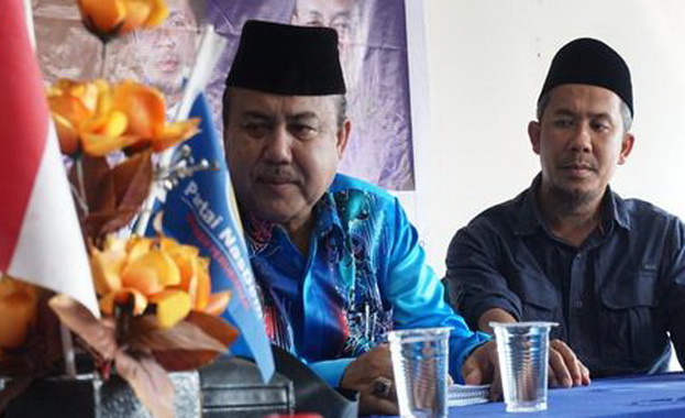 Wahyu Iramana Putra saat mengembalikan formulis ke DPC NasDem Tanah Datar.