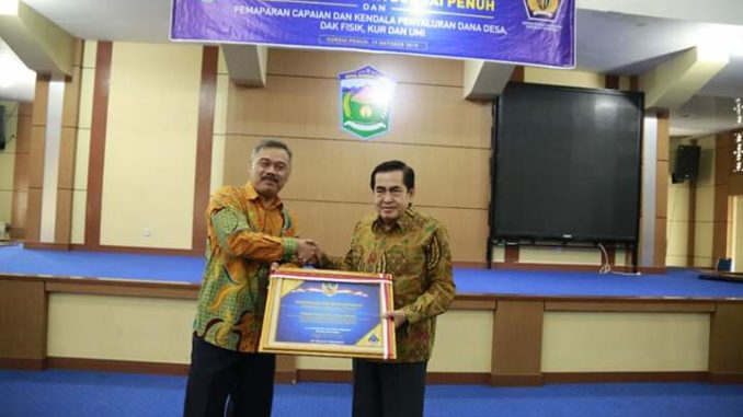 Wako AJB saat menerima piagam penghargaan.