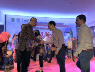 Walikota Payakumbuh Menyerahkan Produk Pariwisata payakumbuh ke Beberapa Duta Besar Negara sahabat yang ada di Jakarta.