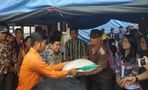 Walikota Sungai Penuh serahkan bantuan buat korban kebakaran di Ondok Tinggi.