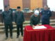 wakil Ketua DPRD Sumbar Irsyad Safar saat menandatangani nota kesepakatan .