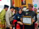 Bupati Gusmal bersama Ketua TP PKK Kab. Solok usai menerima penghargaan.