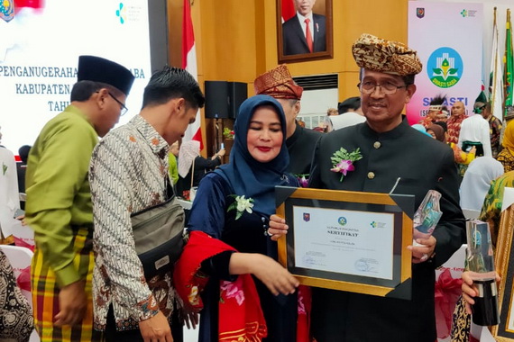 Bupati Gusmal bersama Ketua TP PKK Kab. Solok usai menerima penghargaan.