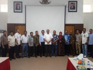 Foto bersama usai berdialog.