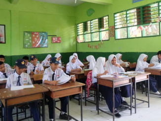 Kegiatan belajar mengajar di SMP 30 Makassar.