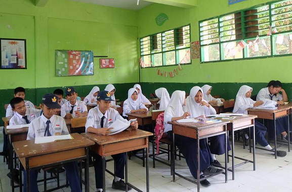 Kegiatan belajar mengajar di SMP 30 Makassar.