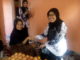 Kepala MTsN I Bukittinggi Dra Hj.Eva Anggraini M.Si menyerahkan bantuan kepada keluarga Laila guru MTsN I Bukittinggi yang ditimpa musibah.