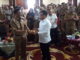 Ketua Umun PKPS Alirman Sori menyerahkan bantuan buat korban kerusuhan Wamena kepada Bupati Pessel, Hendrajoni.