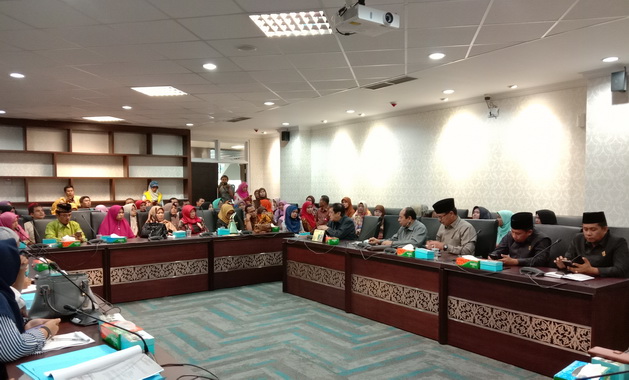 Komisi V DPRD Sumbar saat menerima Guru dan Pegawai Honorer