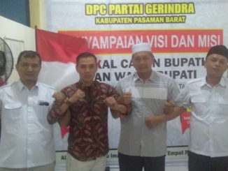 Marta Gunawan saat mendaftar di DPC Partai Gerindra Pasbar.
