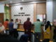 Pedagang Pasar Aur Kuning saat membayar retribusi