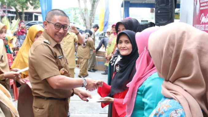 Penyerahan dana operasional itu secara simbolis oleh Walikota Bukittinggi Ramkan Nurmatias kepada kader, di halaman Kantor DP3APPKB.