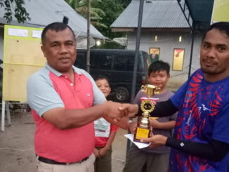 Penyerahan tropi pada juara.