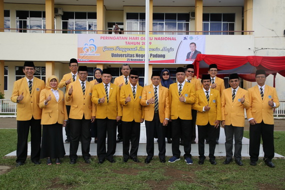 Rektor Prof. Ganefri bersama unsur pimpinan UNP.
