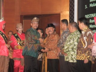 Wabup Zuldafri Darma menerima penghargaan dari Staf Ahli Menteri Parawisata Bidang Multikultural Guntur Sakti.