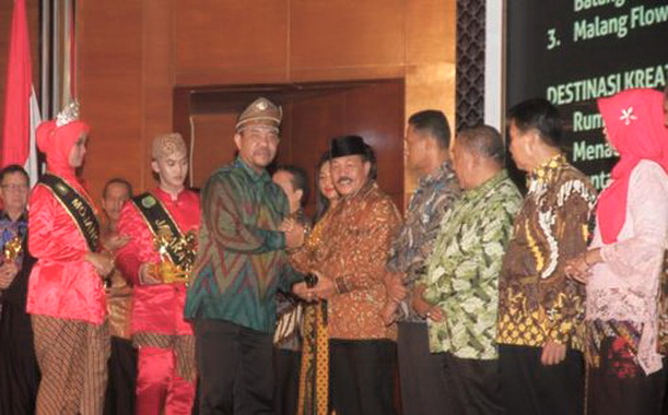 Wabup Zuldafri Darma menerima penghargaan dari Staf Ahli Menteri Parawisata Bidang Multikultural Guntur Sakti.