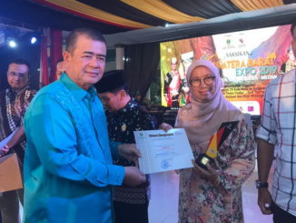 Wagub Nasrul Abit memberikan piagam kepada salah seorang pesera.